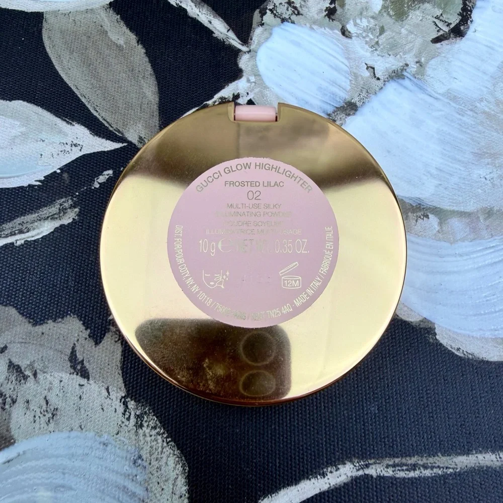 Gucci Glow Highlighter Pressed Powder in Frosted Lilac. - Picture 3 of 12
